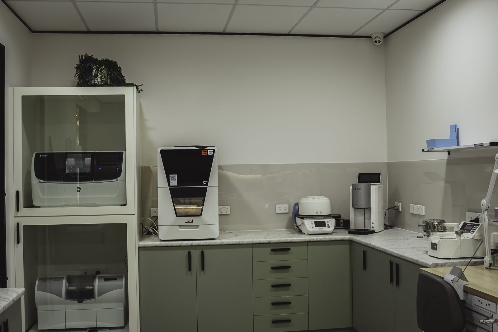Lab bench with sintering furnace and zirconia mill